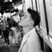 男头冷酷帅气黑白孤独图片