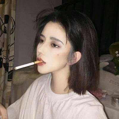 抽烟女头像高冷