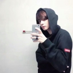 qq男生头像拿手机