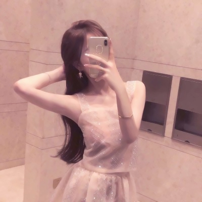 QQ头像女生拿手机遮脸