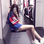 头像女生闺蜜手机挡脸高清图片