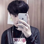 帅气的男生拿手机头像图片