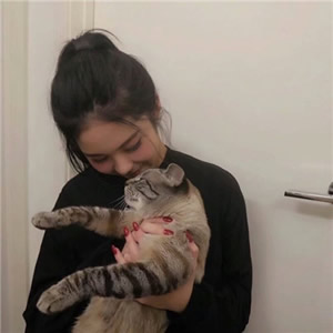 抱着猫猫爱心满满的女头