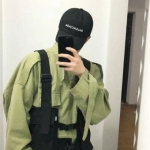 帅气超酷的男生拿手机头像冷漠图片