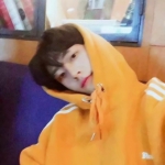 男头高清帅气穿黄色衣服的图片