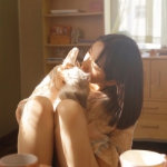 唯美高清女生抱猫头像图片