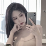 2024高清新潮的微信头像女生拿着手机图片